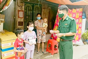 Lực lượng biên phòng trao quà hỗ trợ người dân chịu ảnh hưởng dịch Covid-19