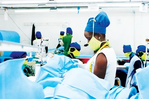Một cơ sở sản xuất thiết bị bảo hộ cá nhân ở Kenya