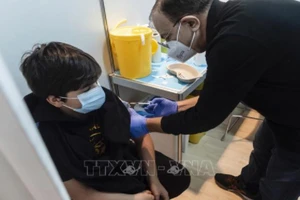 Nhân viên y tế tiêm vaccine phòng Covid-19 cho người dân tại Nicosia, CH Cyprus ngày 2-1-2022. Ảnh: TTXVN