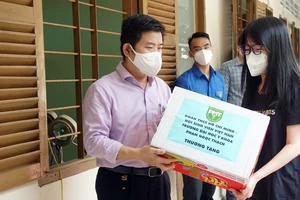PGS-TS Nguyễn Thanh Hiệp động viên sinh viên tham gia phòng chống dịch