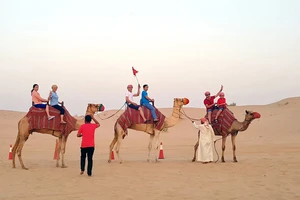 Khách Việt trải nghiệm cưỡi lạc đà trên sa mạc ở Dubai thời điểm trước dịch Covid-19. Ảnh: MẪN MINH