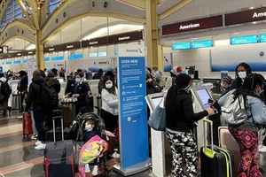 Hành khách xếp hàng tại sân bay quốc gia Reagan Washington ở Arlington, Virginia, Mỹ. Ảnh: TTXVN