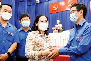 Chủ tịch HĐND TPHCM Nguyễn Thị Lệ trao đổi với cử tri thanh niên huyện Củ Chi. Ảnh: HOÀNG HÙNG