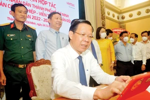Chủ tịch UBND TPHCM Phan Văn Mãi ký kết hợp tác với Viettel. Ảnh: CAO THĂNG