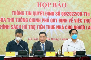 Thứ trưởng Bộ LĐTB&XH Lê Văn Thanh (giữa) chủ trì họp báo. Ảnh: VGP
