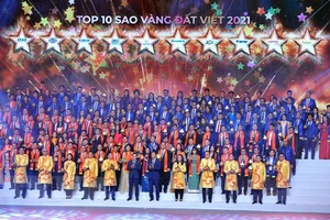 Trưởng Ban Kinh tế Trung ương Trần Tuấn Anh, Bí thư thứ nhất Trung ương Đoàn Nguyễn Anh Tuấn trao top 10 Sao Vàng đất Việt cho các doanh nghiệp. Ảnh: TTXVN