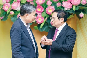 Thủ tướng Phạm Minh Chính trao đổi với Bộ trưởng Bộ Công an Tô Lâm tại phiên họp. Ảnh: ĐOÀN BẮC