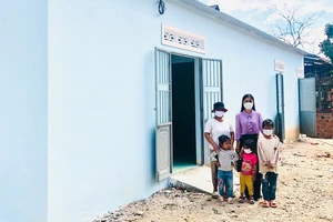 Cô Hoàng Thị Diệu Loan bên căn nhà do cô vận động xây dựng cho một học sinh nghèo. ẢNH: HỮU PHÚC