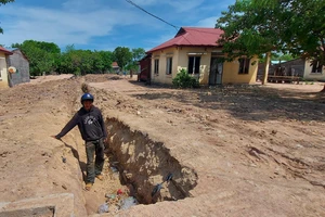 Anh Siu Brông (làng Hnáp, xã Ia Mơ) phải đào tạm mương để dẫn nước ra khỏi nhà phòng khi bị ngập