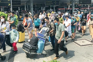 Rất đông người dân trở lại TPHCM qua sân bay Tân Sơn Nhất. Ảnh: QUỐC HÙNG