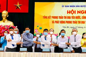 Phó Bí thư Thành ủy TPHCM Nguyễn Hồ Hải cùng các đại biểu chứng kiến thực hiện ký kết thi đua. Ảnh: Thanhuytphcm