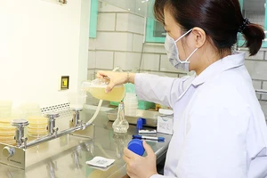 Nhân viên Phòng Quản lý chất lượng nước Sawaco kiểm tra nguồn nước đầu vào tại Nhà máy nước B.O.O Thủ Đức