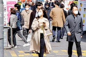 Người dân Hàn Quốc đeo khẩu trang khi lưu thông trên đường để phòng chống dịch Covid-19 dù không còn bắt buộc