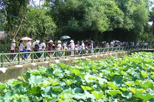 Du khách về thăm làng Sen, Khu di tích Kim Liên