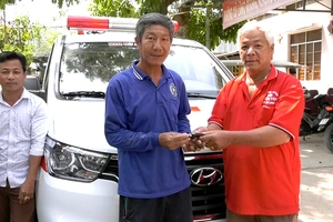 Ông Năm tặng xe cứu thương cho Hội Chữ thập đỏ xã An Hòa để làm phương tiện chuyển viện miễn phí cho bệnh nhân nghèo