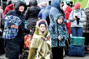 Hơn 6 triệu người Ukraine phải di tản ra nước ngoài để tránh xung đột. Ảnh: The Guardian