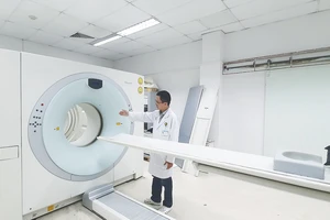 Kỹ sư đang kiểm tra hệ thống PET/CT trước khi vận hành tại Bệnh viện Chợ Rẫy. Ảnh: THÀNH SƠN
