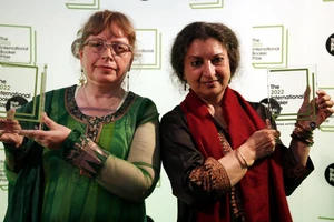 Tác giả Geetanjali Shree (phải) và dịch giả Daisy Rockwell nhận giải thưởng Booker 2021