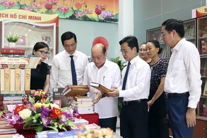 Các đại biểu tham quan phòng trưng bày tại Thư viện tỉnh Hà Tĩnh. Ảnh: ĐCSVN