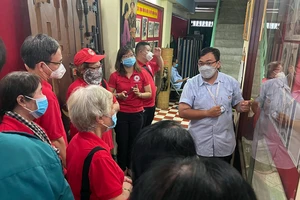 Trần Quang Duy, CEO Công ty cổ phần Dịch vụ Lữ hành Chim Cánh Cụt, dẫn du khách tham quan một điểm đến ở TPHCM
