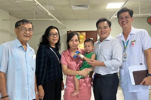 Đại diện gia đình bà Ngô Thị Huệ và Hội Bảo trợ Bệnh nhân nghèo TPHCM đến thăm bé Minh Hiếu sau mổ tim