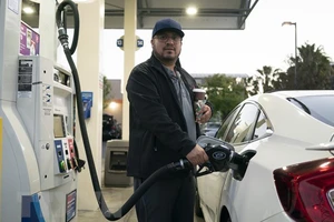 Tổng thống Mỹ đề xuất tạm đình chỉ thuế nhiên liệu