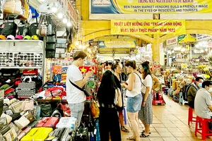 Khách quốc tế tham quan, mua sắm tại chợ Bến Thành trưa 10-7. Ảnh: THI HỒNG