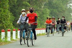 Du khách trải nghiệm đạp xe, ngắm cảnh tại xã Lê Minh Xuân, huyện Bình Chánh, do Công ty cổ phần Dịch vụ Lữ hành Chim Cánh Cụt tổ chức
