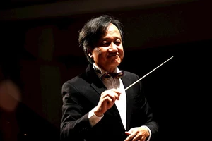 Chương trình có sự tham gia biểu diễn của chỉ huy dàn nhạc - NSƯT Trần Vương Thạch. Ảnh: Thanhuytphcm