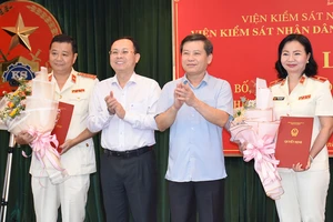 Viện trưởng Viện KSND Tối cao Lê Minh Trí và Phó Bí thư Thành ủy TPHCM Nguyễn Văn Hiếu trao quyết định điều động, bổ nhiệm 2 Phó Viện trưởng VKSND TPHCM