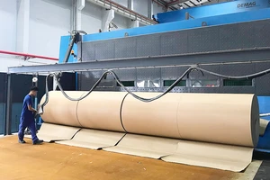 Công ty TNHH Ánh Dương sản xuất giấy cuộn phục vụ làm thùng carton, bao bì. Ảnh: HOÀNG HÙNG