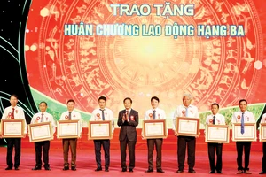 Trưởng Ban Kinh tế Trung ương Trần Tuấn Anh trao Huân chương Lao động hạng ba của Chủ tịch nước tặng 10 nông dân có thành tích xuất sắc trong giai đoạn 2017 - 2022. Ảnh: TTXVN