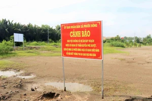 Chính quyền địa phương cắm bảng cảnh báo các dự án bất động sản "ma" ở xã Phước Đông, huyện Cần Đước