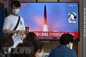 Người dân theo dõi qua truyền hình tại nhà ga Seoul (Hàn Quốc) về một vụ phóng thử tên lửa của Triều Tiên, ngày 25-9. Ảnh: TTXVN