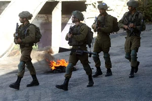 Binh sỹ Israel tuần tra tại thành phố Hebron, Khu Bờ tây. Ảnh: TTXVN
