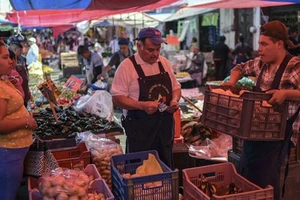 Người dân mua sắm tại một chợ ở Ozumba (Mexico). Ảnh: TTXVN