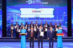 Ông Nguyễn Đức Dũng, Phó Giám đốc Trung tâm Chuyển đổi số HDBank (DTC) đại diện HDBank nhận giải