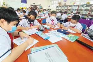 Học sinh Trường THCS Trần Văn Quang (quận Tân Bình, TPHCM) trong giờ học môn Giáo dục địa phương. Ảnh: THU TÂM