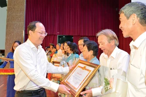 Phó Bí thư Thành ủy TPHCM Nguyễn Hồ Hải tặng bằng khen các cá nhân có thành tích xuất sắc