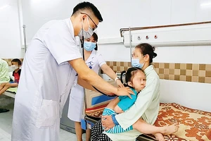 Khám bệnh cho trẻ mắc cúm mùa ở Bệnh viện Nhi Trung ương. Ảnh: CTV