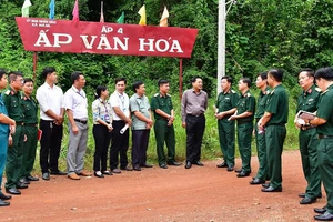 Chỉ huy Cục Chính trị Quân khu 7 cùng lãnh đạo huyện Vĩnh Cửu, tỉnh Đồng Nai khảo sát chuẩn bị mở tuyến đường ấp 4, xã Mã Đà. Ảnh: GIA TÚ