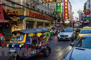 Khách du lịch trên một đường phố ở Bangkok, Thái Lan. Ảnh: TTXVN
