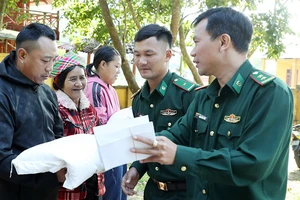 Các chiến sĩ Đồn Biên phòng A Pa Chải trao quà tình nghĩa, động viên các hộ khó khăn ở xã Sín Thầu. Ảnh: QUANG PHÚC
