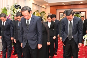 Đoàn đại biểu TPHCM viếng tang nguyên Tổng Bí thư Đảng Cộng sản Trung Quốc, nguyên Chủ tịch nước Cộng hòa Nhân dân Trung Hoa Giang Trạch Dân