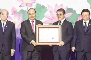 Chủ tịch nước Nguyễn Xuân Phúc trao Huân chương Lao động hạng nhất tặng Thaco. Ảnh: TTXVN