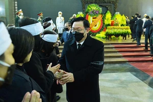 Chủ tịch Quốc hội Vương Đình Huệ chia buồn cùng gia đình đồng chí Vũ Oanh