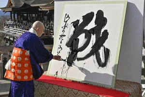 Lễ công bố "Chữ Hán của năm 2022" tại Chùa Kiyomizu-dera, Kyoto. Nguồn: Kyodo