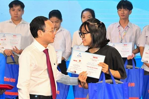 Phó Bí thư Thành ủy TPHCM Nguyễn Văn Hiếu trao học bổng “Tiếp sức đến trường” 