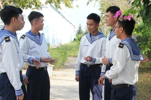 Những chiến sĩ trẻ sôi nổi trao đổi nghiệp vụ trước giờ lên đường làm nhiệm vụ