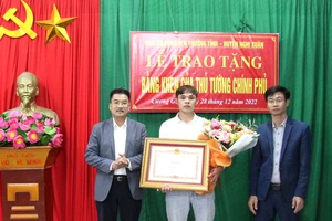 Trao tặng bằng khen của Thủ tướng Chính phủ cho anh Ngô Công Minh
